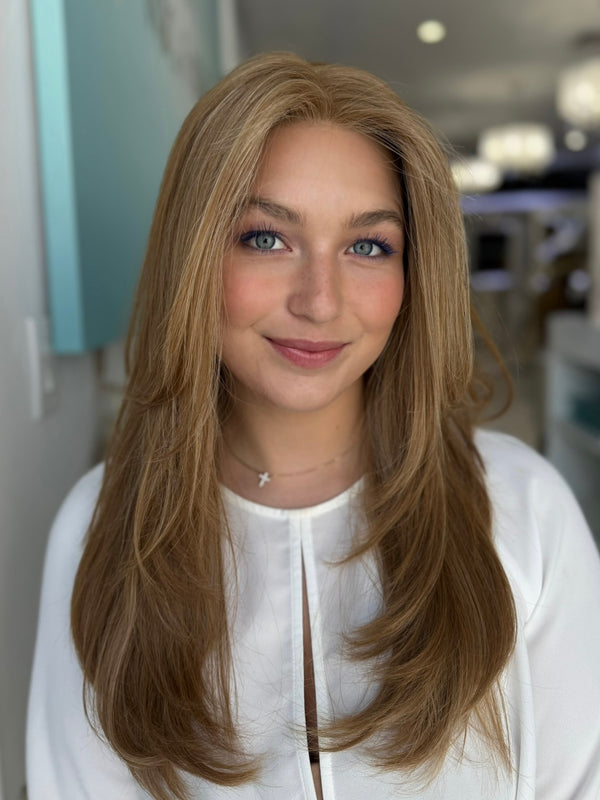 Full front view of the Georgia wig on model – warm brunette tones in color #8/14, with face-framing layers and a natural hairline.
